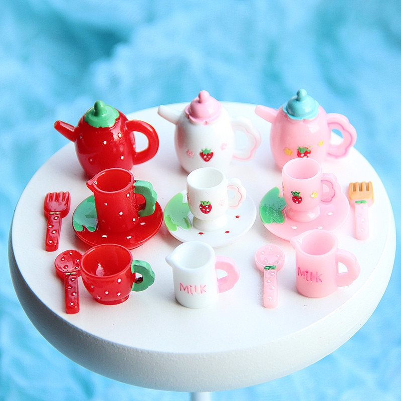 Essential Gardening Tools - Pembe çay seti minyatür heykelcik fincan